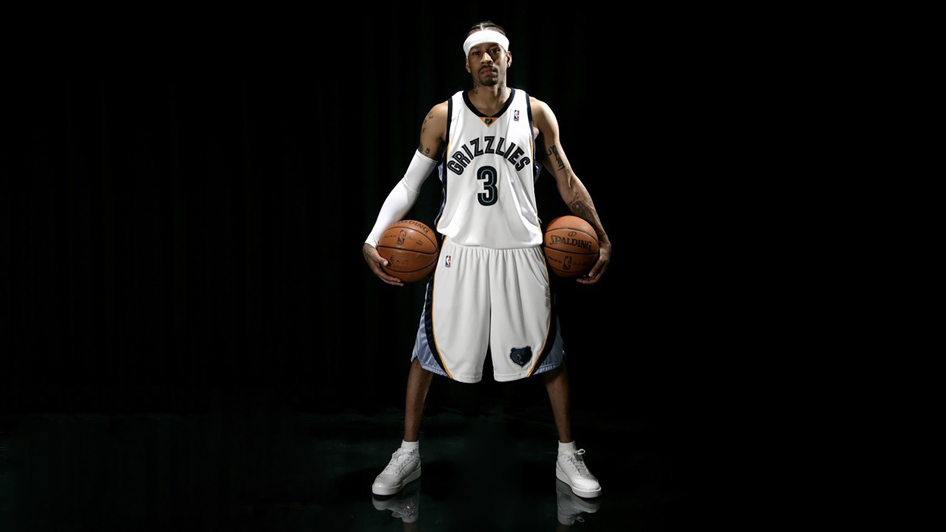 经典瞬间：蒂伊在死角投中“极远三分”，成媒体焦点！